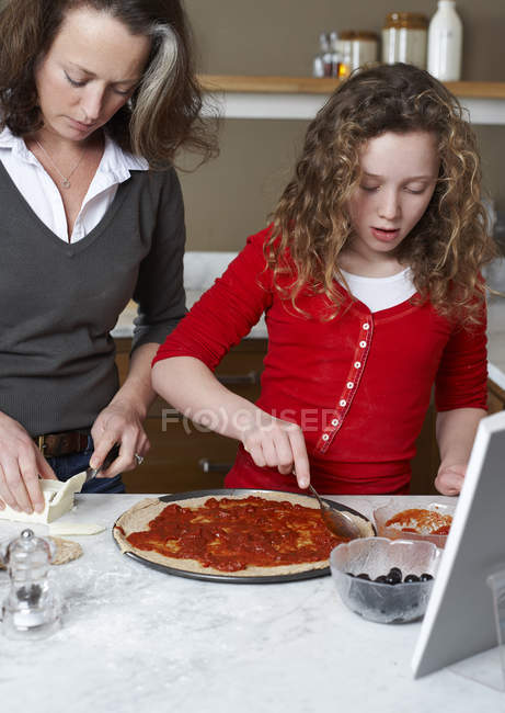 Mutter und Tochter kochen in der Küche — Stockfoto