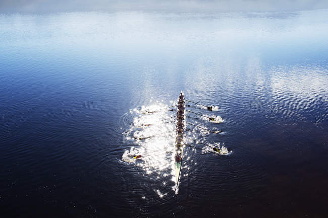 Equipo de remo Remo Scull en el lago — Stock Photo