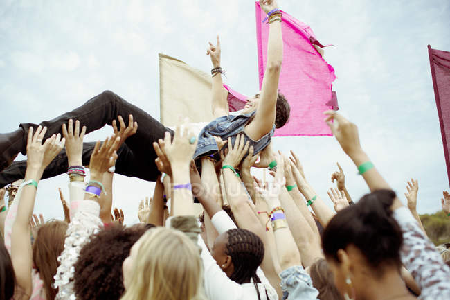 Mann beim Crowdsurfen auf Musikfestival — Stockfoto
