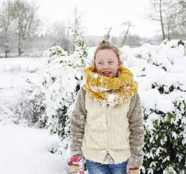 Caucasien heureux fille sourire dans la neige — Photo de stock