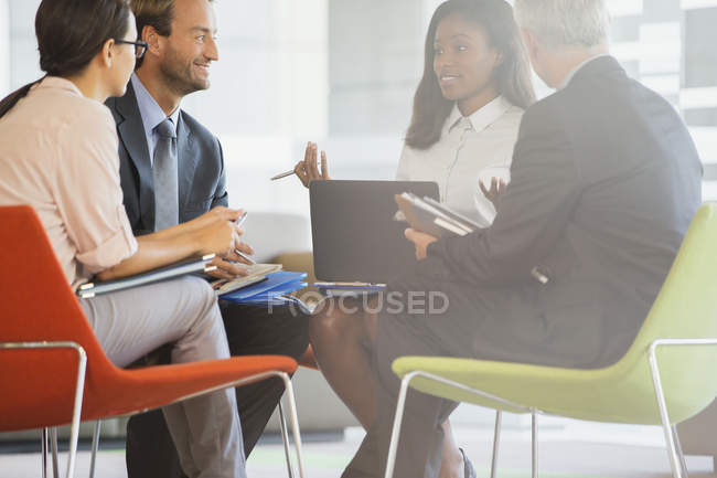 Geschäftsleute treffen sich im Bürogebäude — Stockfoto