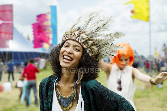 Mujeres con disfraces bailando en el festival de música - foto de stock