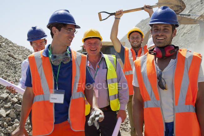 Trabalhadores sorrindo juntos na pedreira — Fotografia de Stock