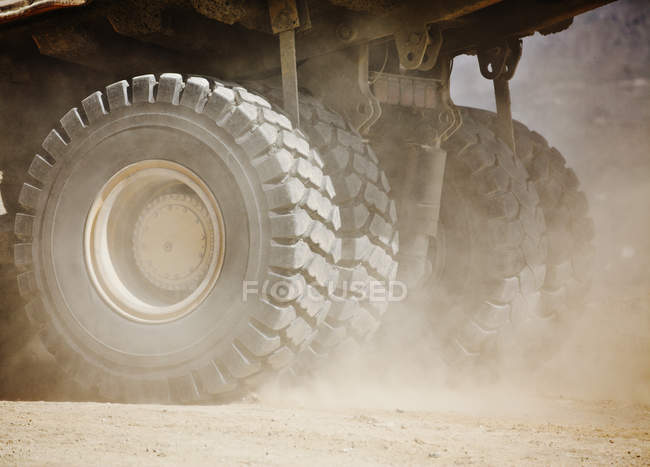 Cierre de las ruedas de maquinaria en el sitio - foto de stock