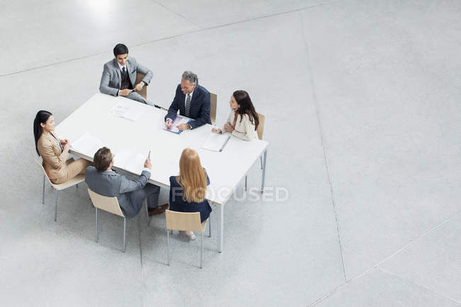 Reunión de empresarios en la mesa - foto de stock