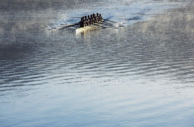 Equipa de remo remo scull no lago — Fotografia de Stock