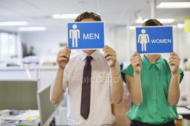 Geschäftsleute halten Männer und Frauen Schilder hoch — Stockfoto