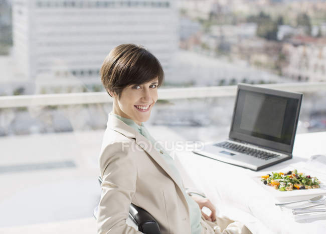 Ritratto di donna d'affari sorridente con pranzo alla scrivania — Foto stock