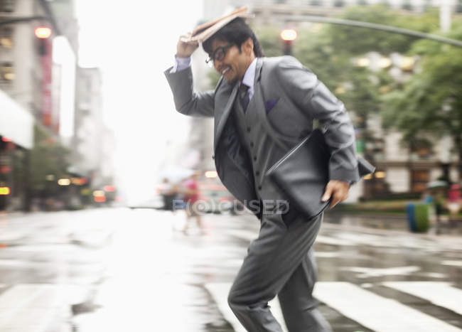 Empresário cruzando rua da cidade — Fotografia de Stock