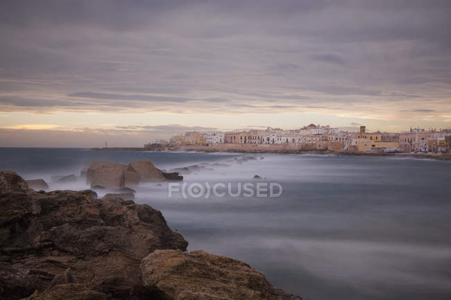 Vista borrosa de las olas rodando sobre formaciones rocosas - foto de stock