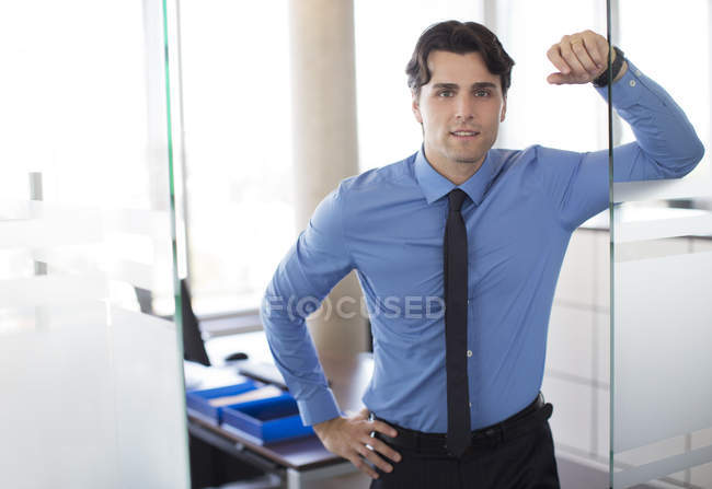 Uomo d'affari in piedi al corridoio ufficio moderno — Foto stock