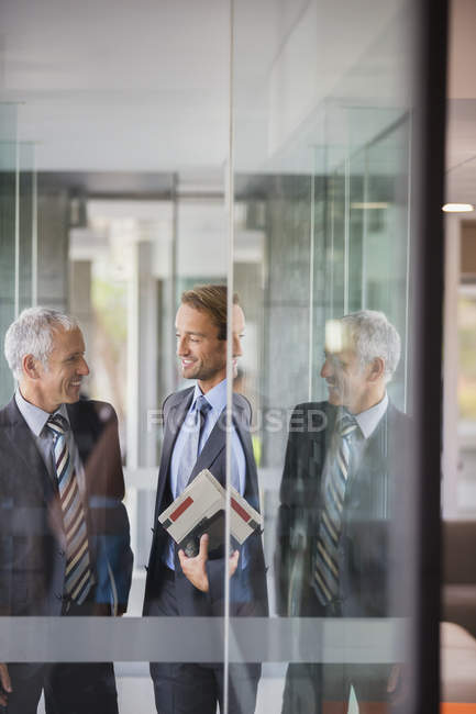 Empresários falando no prédio de escritórios moderno — Fotografia de Stock