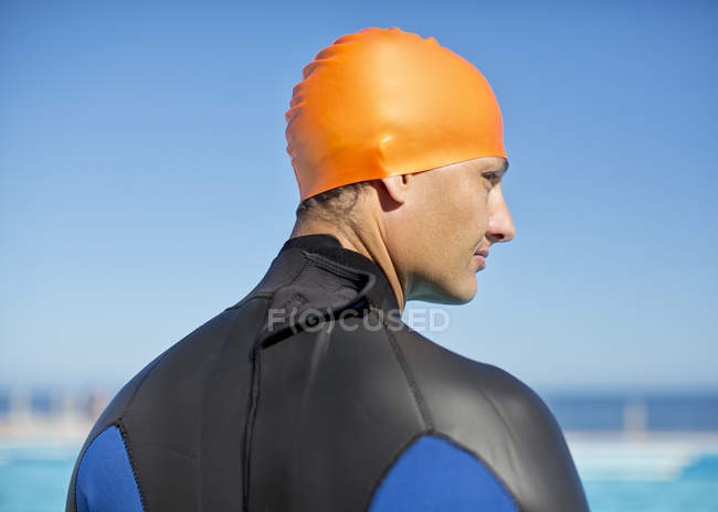 Triatletas confiantes e fortes vestindo roupa de mergulho e boné — Fotografia de Stock