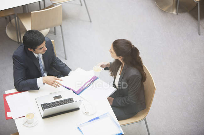 Homme d'affaires et femme d'affaires se réunissant dans un café — Photo de stock