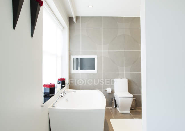 Туалет и раковина в современной ванной комнате — стоковое фото