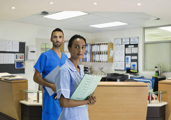 Медсестри стоять в сучасному лікарняному коридорі — стокове фото