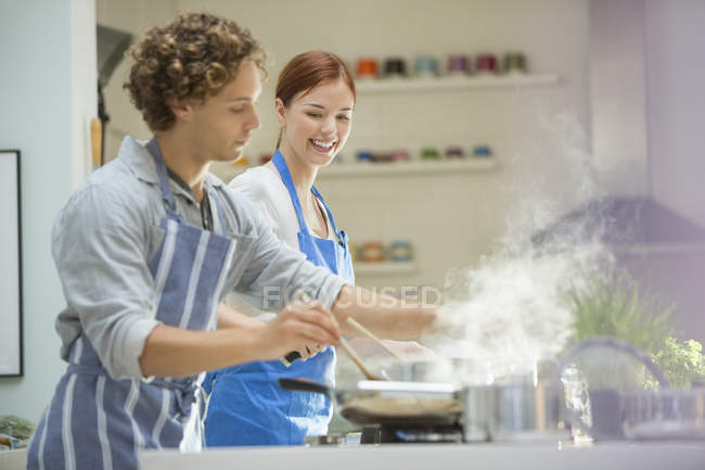 Casal cozinhar na cozinha — Fotografia de Stock