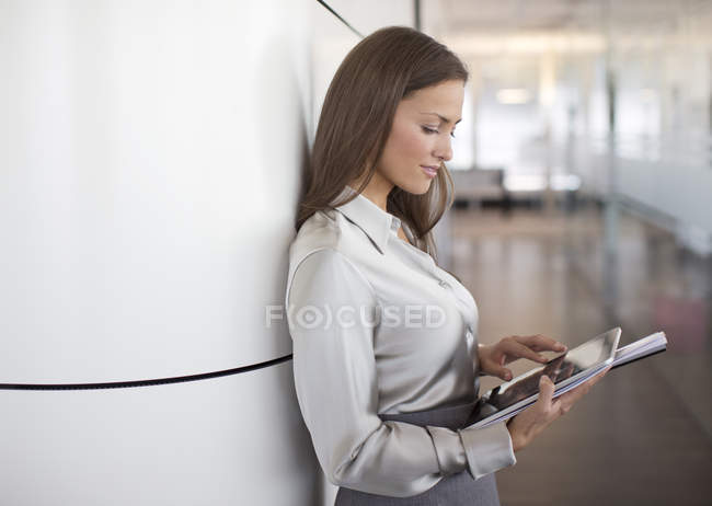 Geschäftsfrau nutzt digitales Tablet im Büro — Stockfoto