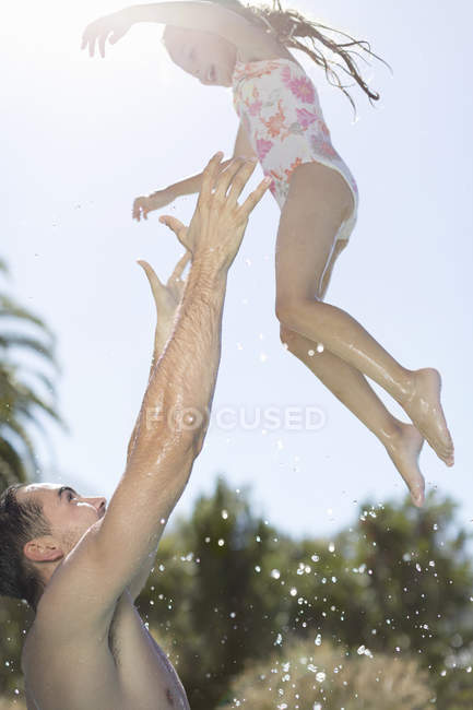 Отец и дочь играют в бассейне — стоковое фото
