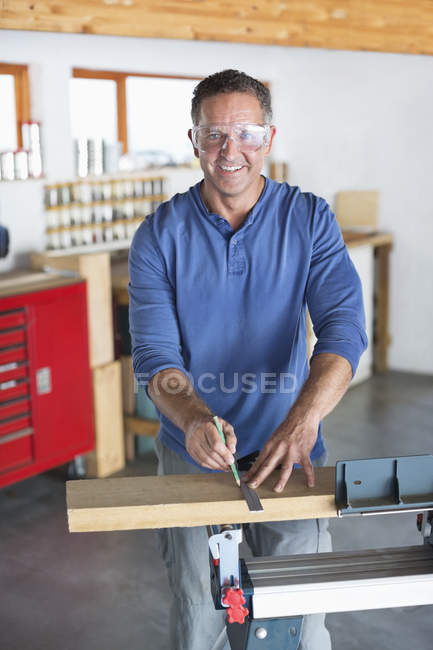 Habile caucasien homme travaillant en atelier — Photo de stock