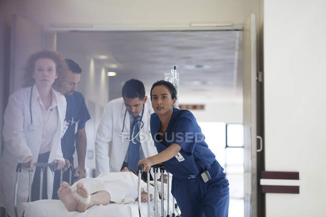 Personal del hospital apresurando al paciente al quirófano - foto de stock