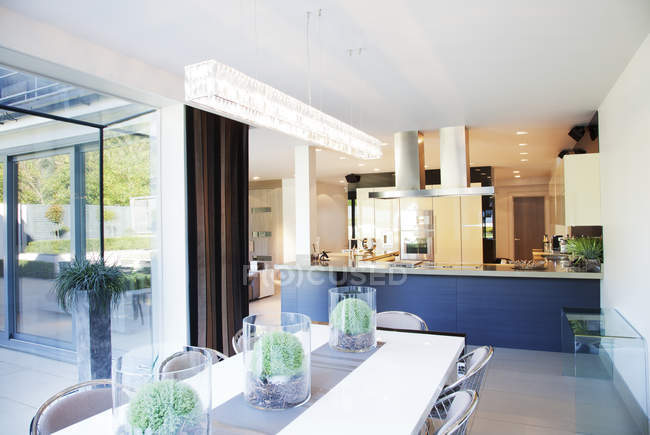 Esszimmer und Küche im modernen Zuhause — Stockfoto