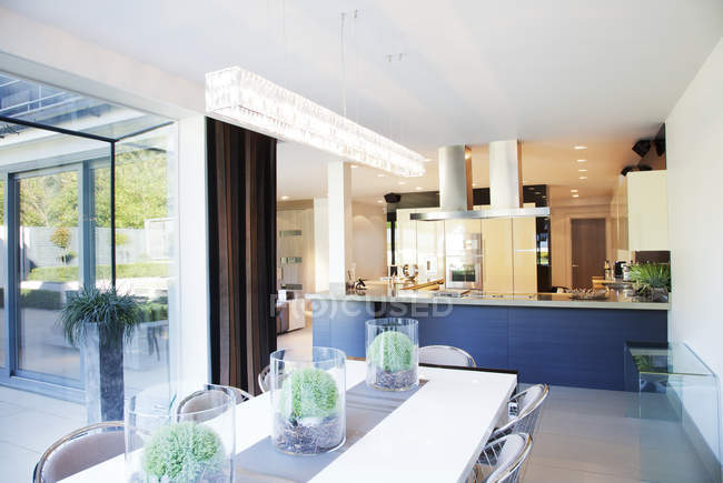 Salle à manger et cuisine dans la maison moderne — Photo de stock