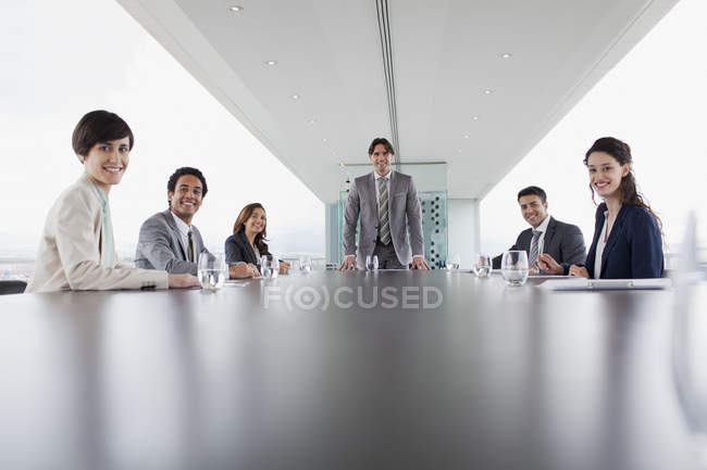 Retrato de gente sonriente de negocios en la sala de conferencias - foto de stock
