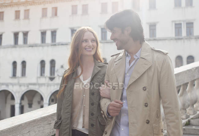 Coppia sorridente che cammina a braccetto a Venezia — Foto stock