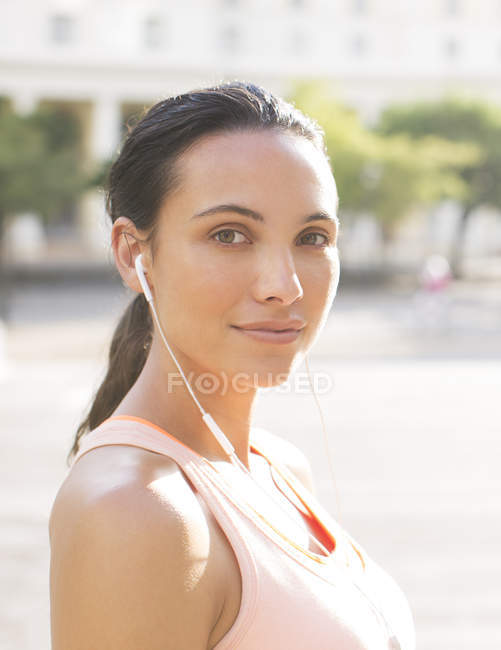 Woman listening to music before exercising — Stock Photo