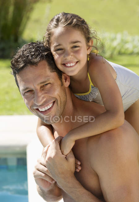 Pai e filha sorrindo na piscina — Fotografia de Stock