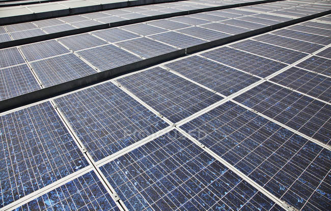 Gros plan des panneaux solaires à l'extérieur — Photo de stock