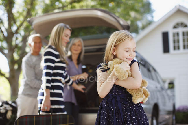 Mädchen umarmt Teddybär im Freien — Stockfoto