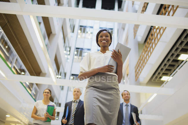 Деловые люди, идущие в офисное здание — стоковое фото