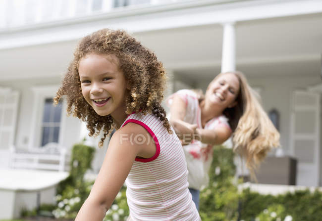 Madre e figlia giocare fuori casa — Foto stock
