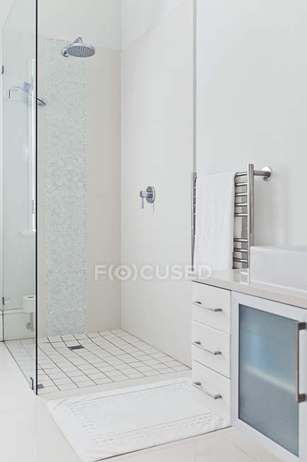 Душ в сучасній ванній кімнаті в приміщенні — стокове фото