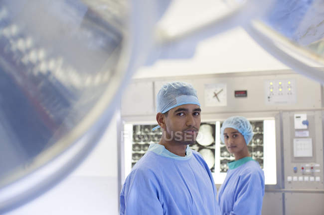 Chirurgiens debout dans la salle d'opération moderne — Photo de stock