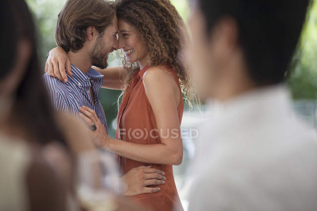 Junges attraktives Paar umarmt sich auf Party — Stockfoto