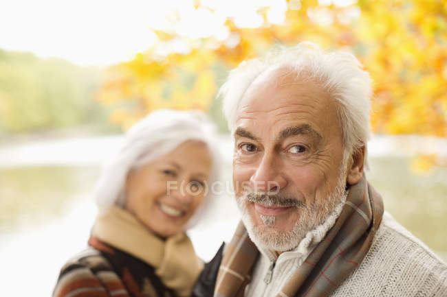 Vieux couple caucasien debout dans le parc — Photo de stock