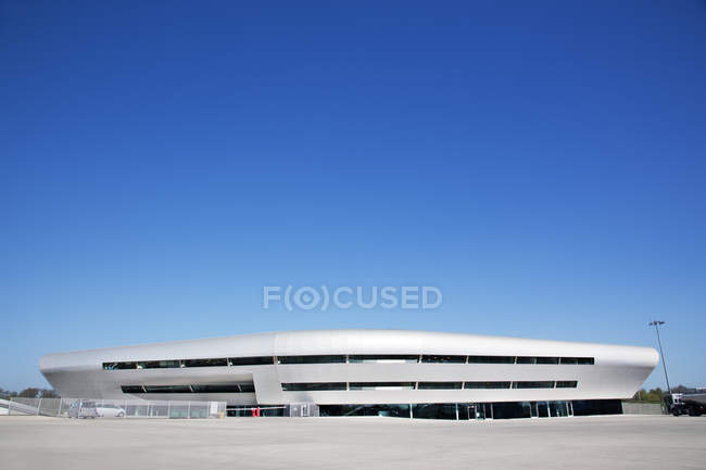 Сучасна будівля і блакитне небо — стокове фото