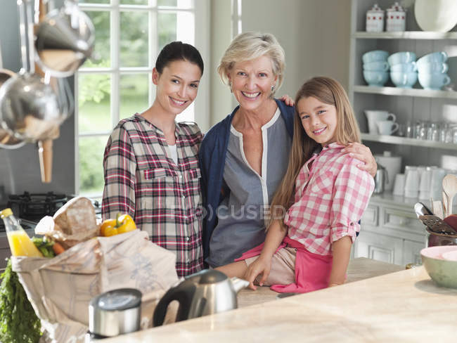 Три поколения женщин на кухне — стоковое фото