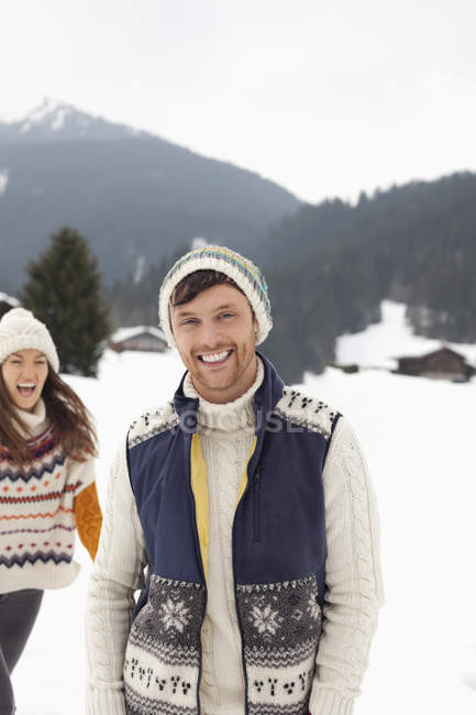 Retrato de casal feliz no campo nevado — Fotografia de Stock