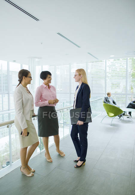 Donne d'affari che parlano nell'edificio degli uffici — Foto stock