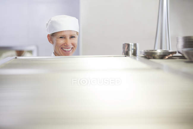 Koch lächelt in Restaurantküche — Stockfoto