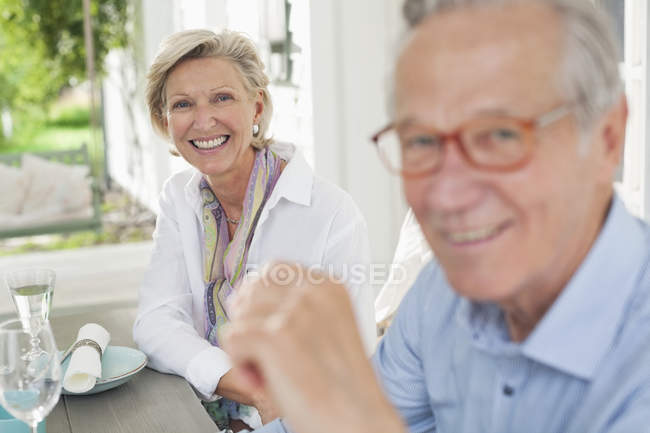 Пара посміхається разом за столом — стокове фото