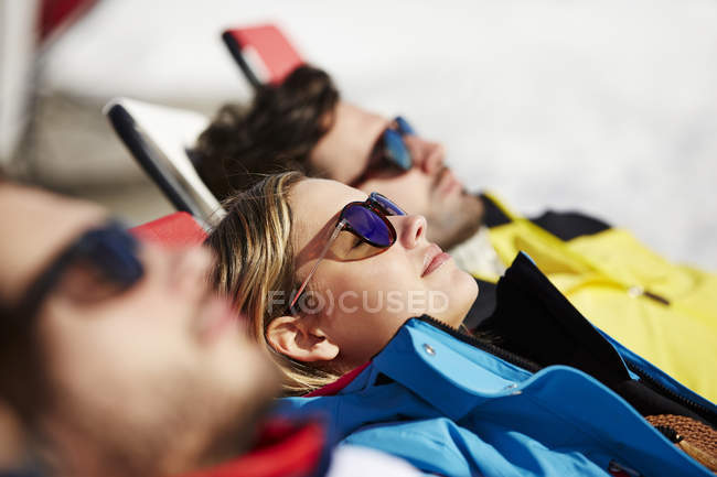 Felizes amigos caucasianos relaxando juntos — Fotografia de Stock