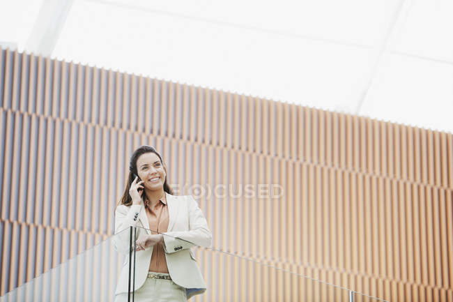 Femme d'affaires souriante parlant sur son téléphone portable — Photo de stock