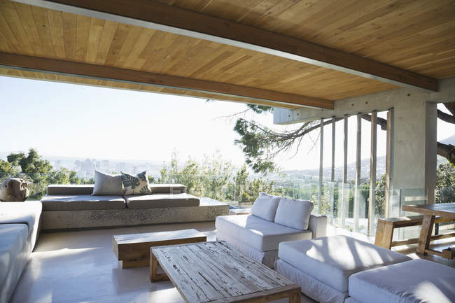 Sofás e mesas na varanda moderna — Fotografia de Stock