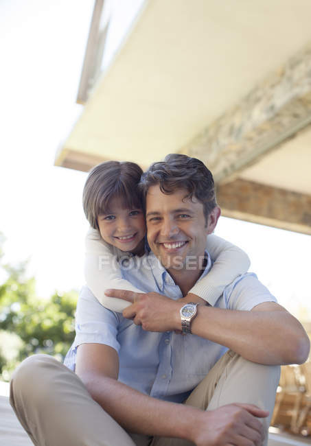 Отец и дочь сидят вместе на улице — стоковое фото