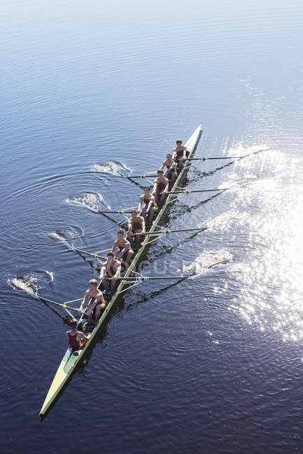 Веслувальна команда веслує вал на озері — стокове фото